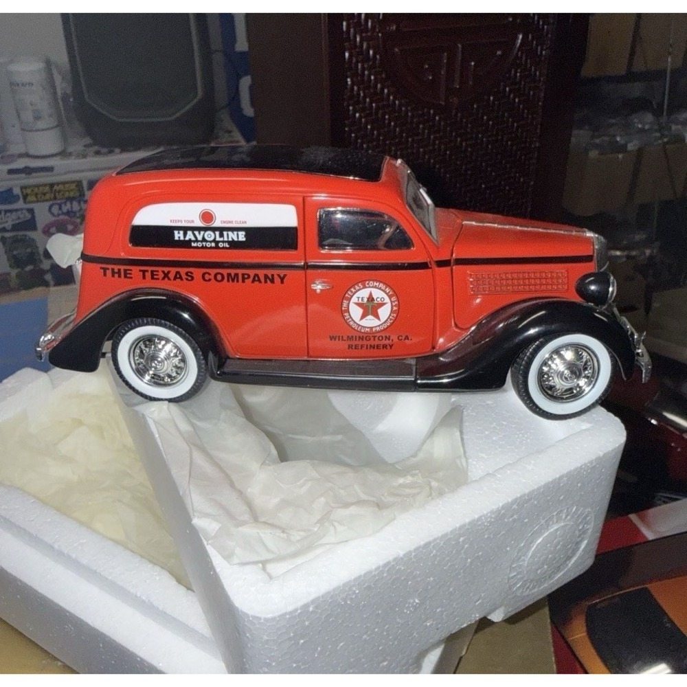 1/24 CROWN PREMIUMS TEXACO HAVOLINE 1935 FORD SEDAN DELIVERY RED In Box